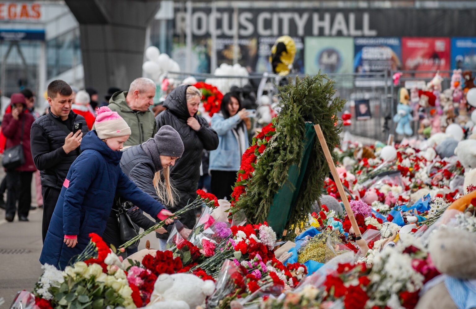 Rusi smútia a kladú kvety na mieste konania koncertu Crocus City Hall, šesť dní po teroristickom útoku v Krasnogorsku pri Moskve, Rusko, 28. marca 2024. Foto: Profimedia.sk