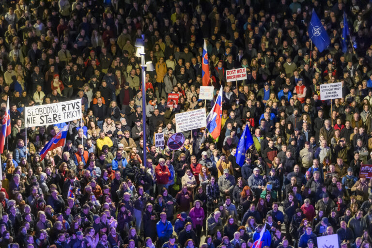 Na snímke protestujúci počas protivládneho protestu organizovaného opozičným hnutím Progresívne Slovensko (PS) a stranou Sloboda a Solidarita (SaS) na Námestí slobody v Bratislave 15. marca 2024. Foto: Jaroslav Novák/TASR