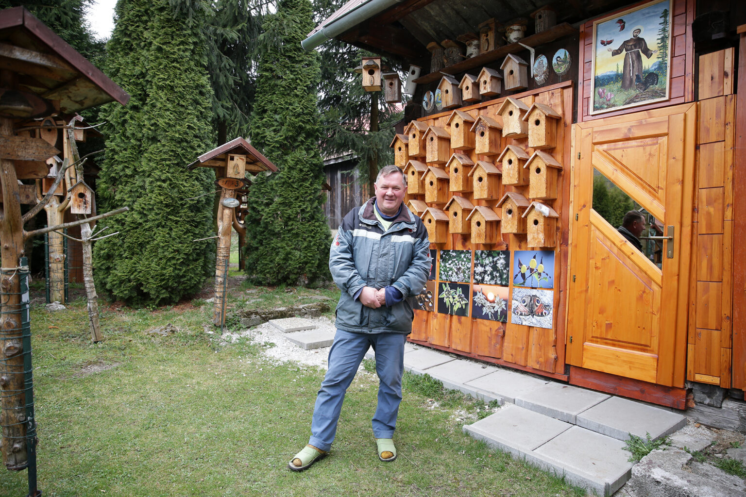 Miroslav Saniga vo svojej vtáčej záhrade so stovkami kŕmidiel v Liptovských Revúcach. Foto: Mário Kaprálik