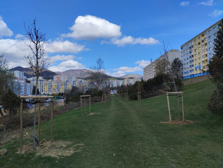 Časť najväčšieho sídliska v meste prešla revitalizáciou. Zelené zmeny budú pokračovať