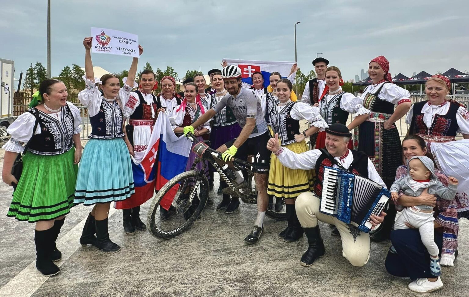 V cieľovej rovinke v Abú Zabí zaspievali aj Petrovi Saganovi. Foto: FS Úsmev/Facebook