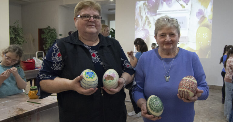 Video: Hornonitrianske krasličiarky učia deti maľovať veľkonočné vajíčka už vyše 20 rokov