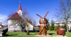 Foto: Veľkonočná výzdoba, akú len tak neuvidíte. Nadrozmerný zajac je pýchou Podhoria