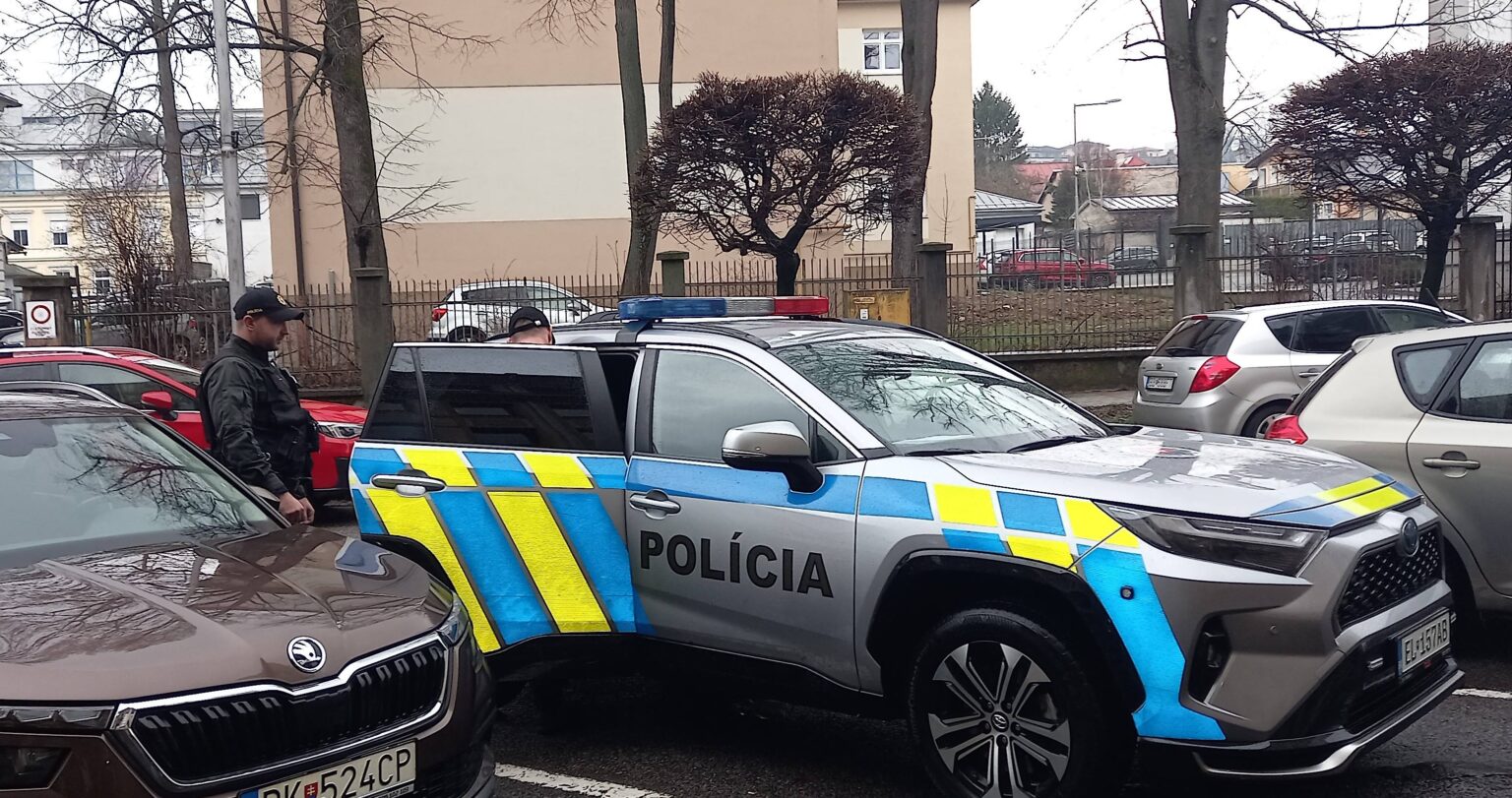 Tomáša eskortovala pred sudkyňu policajná hliadka. Foto: Mário Kaprálik