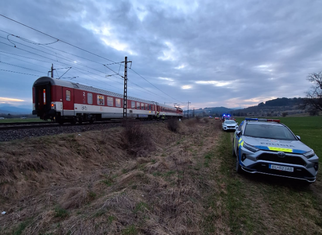 Tragédia na železnici. Žena s dieťaťom sa vrhli pod vlak