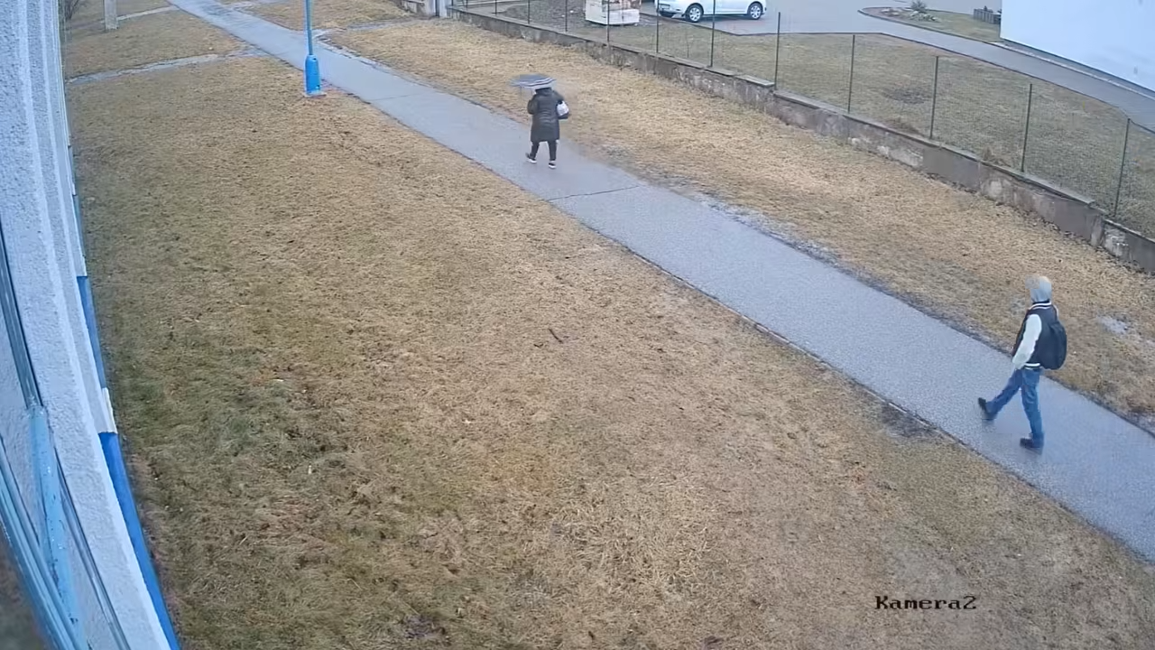 Video: Bezbrannú ženu za bieleho dňa olúpil zlodej. Polícia po ňom stále pátra