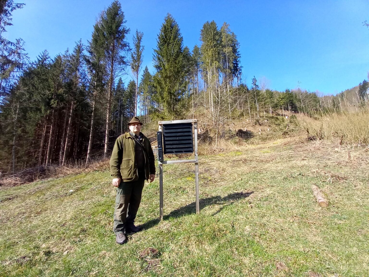 Michal Kofira pri feromónovom lapači, resp. pasci na lykožrúty. Lesníkom slúži na monitorovanie a odchyt tohto podkôrneho hmyzu. Foto: Mário Kaprálik