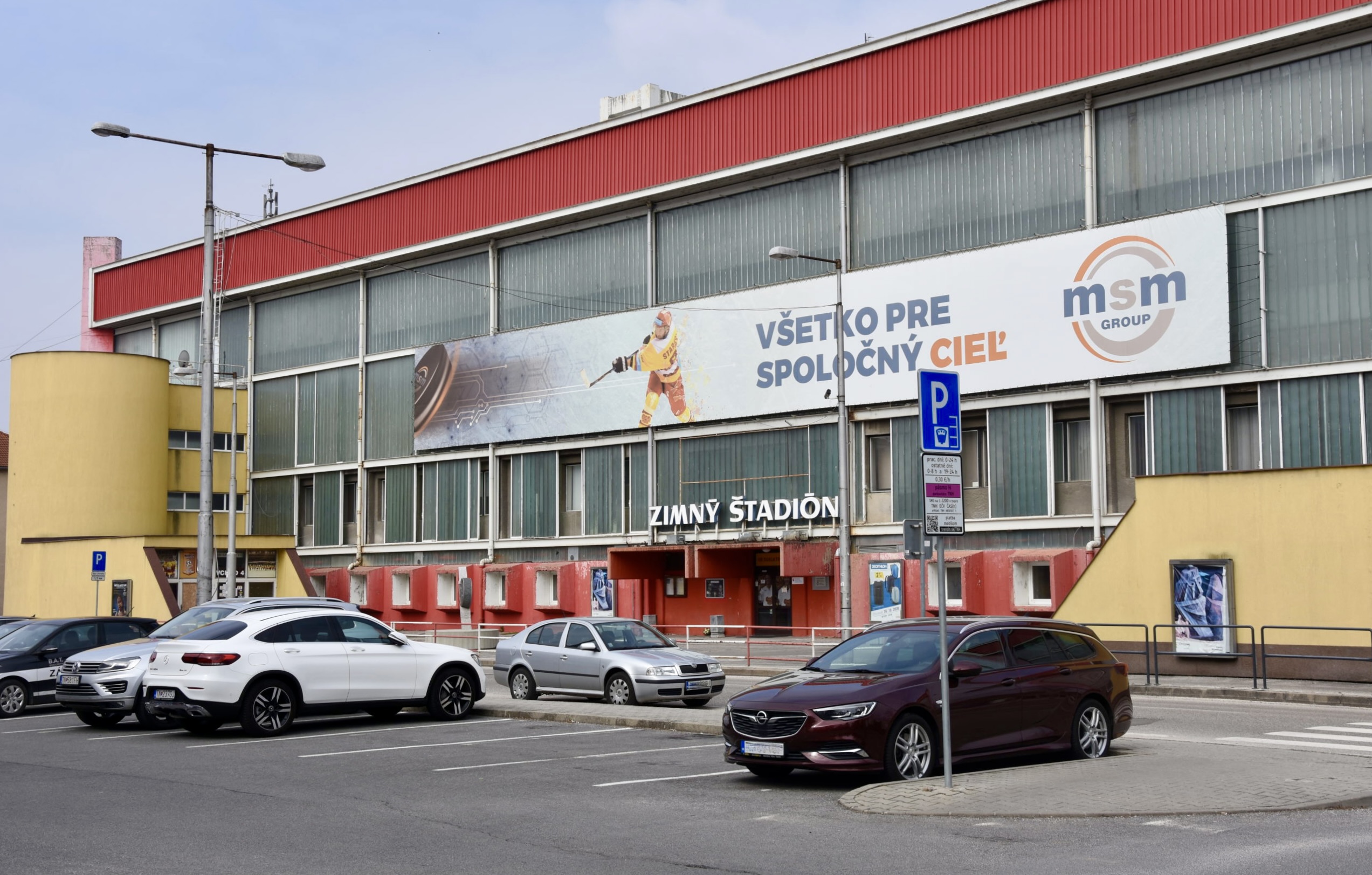 Mesto chce chrániť majetok obyvateľov. Pred hokejovým zápasom vyhradili na Sihoti špeciálne parkovisko