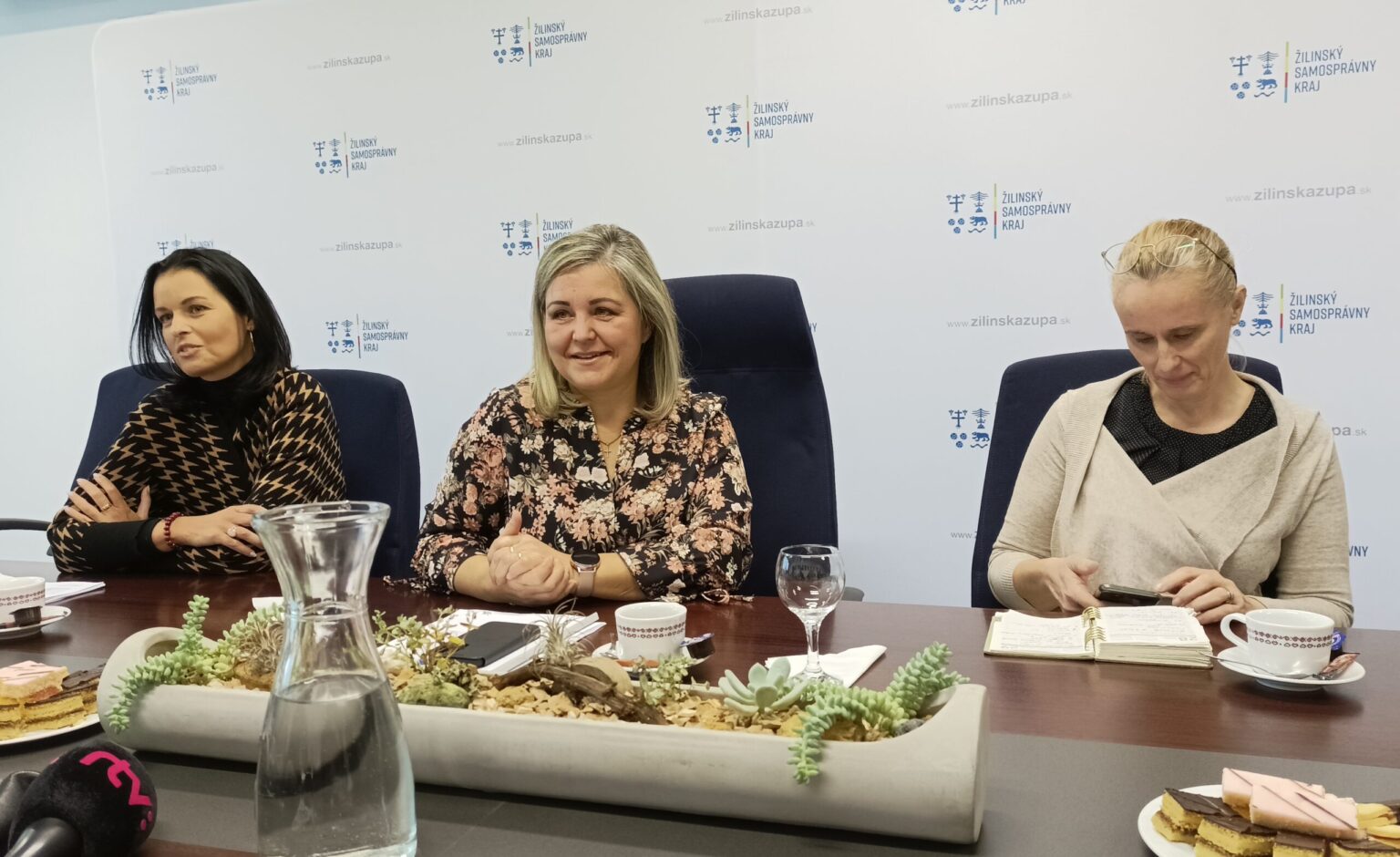 Zľava sú: Lenka Balašová (vedúca Útvaru hodnoty za peniaze ŽSK), Erika Jurinová (predsedníčka ŽSK) a Miroslava Abrmanová (riaditeľka odboru školstva a športu ŽSK). Foto: Ľubomír Chochula