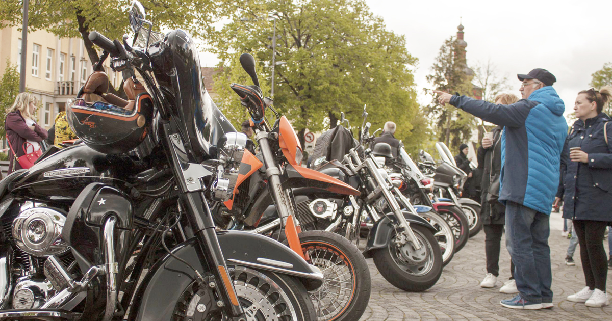 Námestie zaplnili silné stroje. Na hornej Nitre otvorili motorkársku sezónu