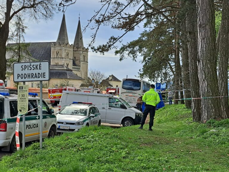 Autobus zrazil deti, ktoré išli za biskupom. Počet obetí stúpol