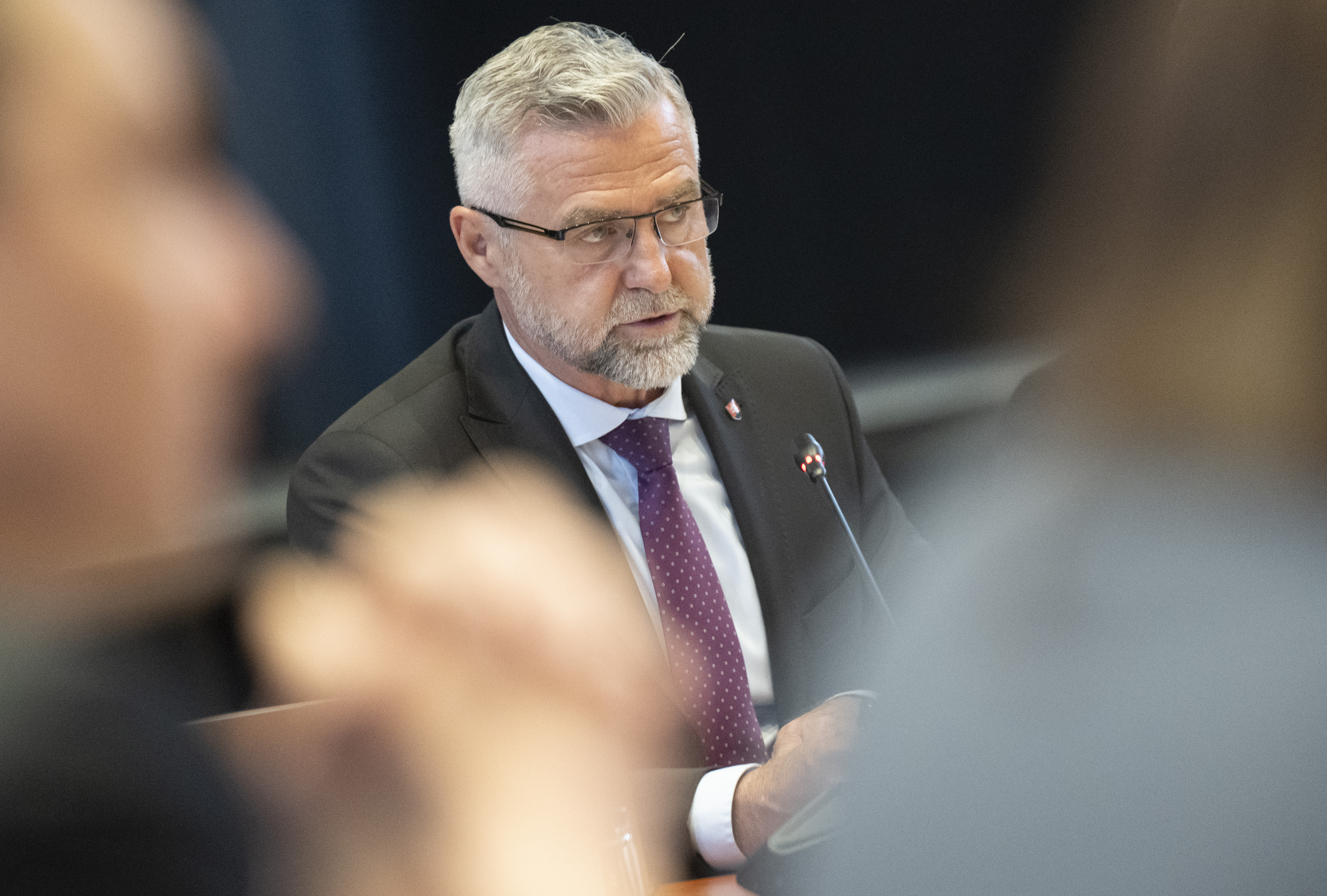 Opozícia kritizuje vyjadrenia Gašpara o možnom vystúpení Slovenska z EÚ a NATO