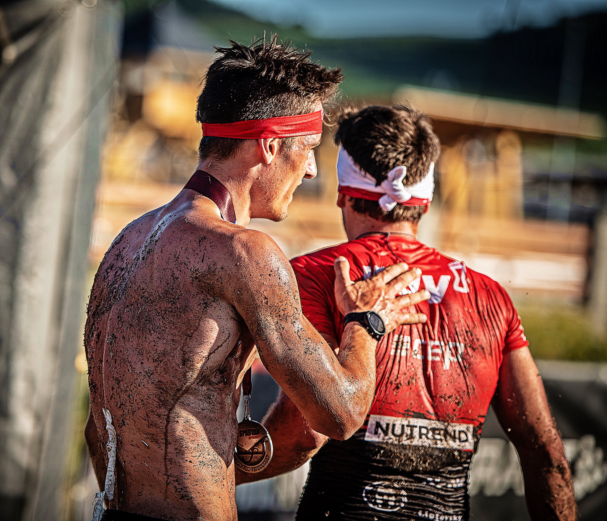 Preteky Spartan Race sa skončili tragicky. Bezvládne ležiaceho pretekári ignorovali