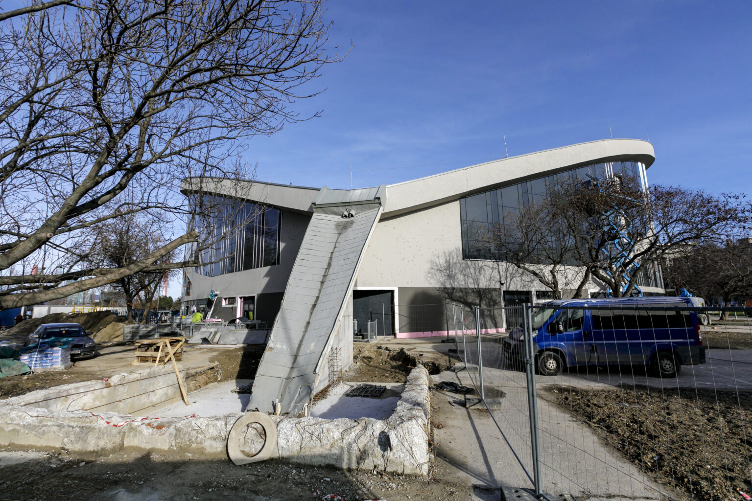 Kritika sa dotýka najmä sklenenej fasády. Foto: TASR - Dano Veselský