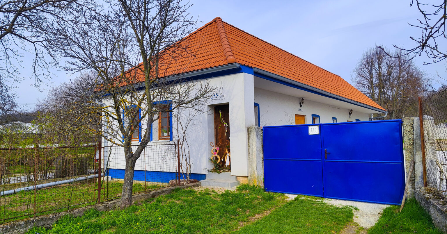 Dom bol schátraný a zrelý na zbúranie, dnes je v takejto podobe. Foto: Rasťo Harakal