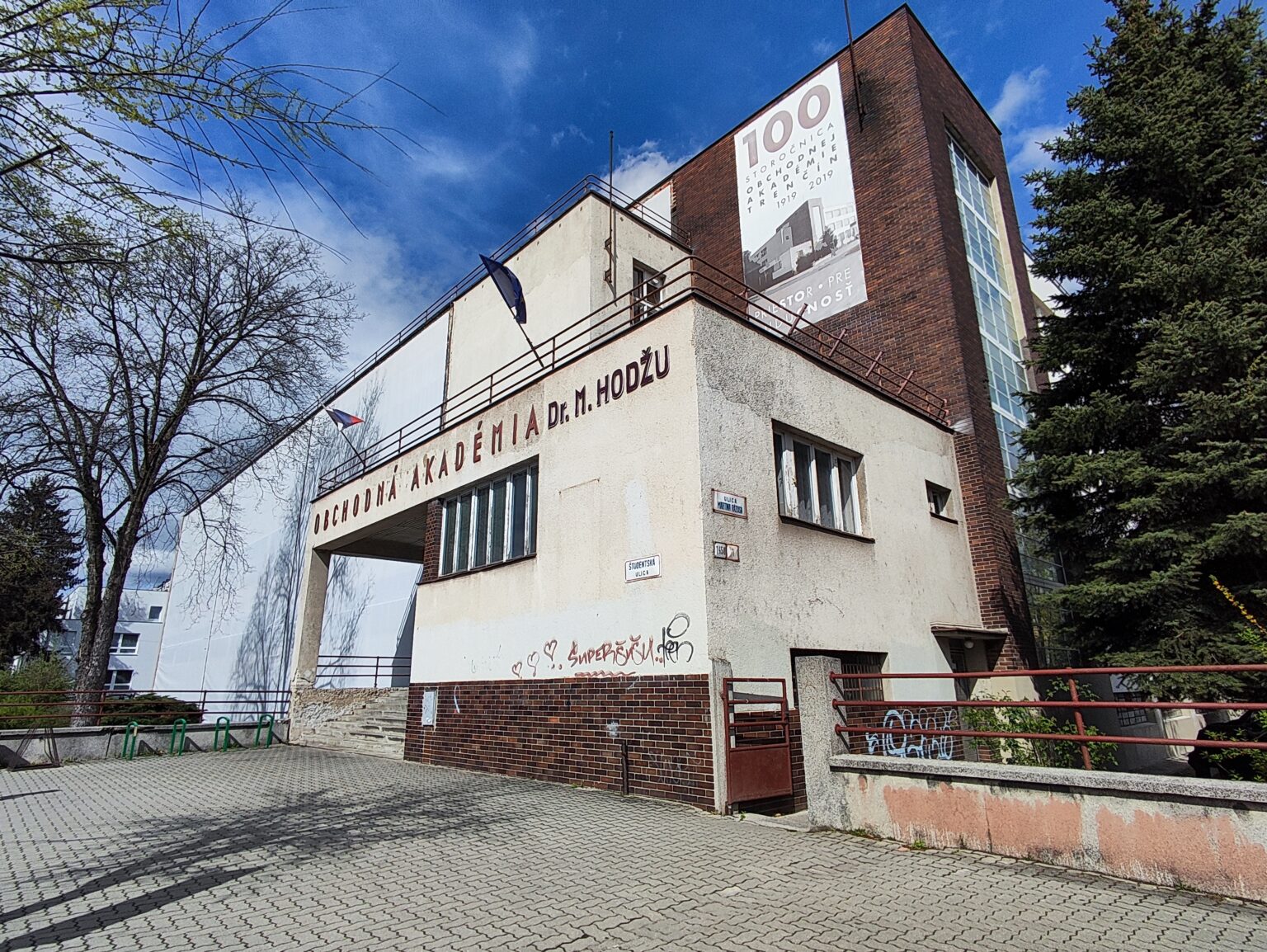 Obchodná akadémia M. Hodžu v Trenčíne. Foto: Rasťo Harakal