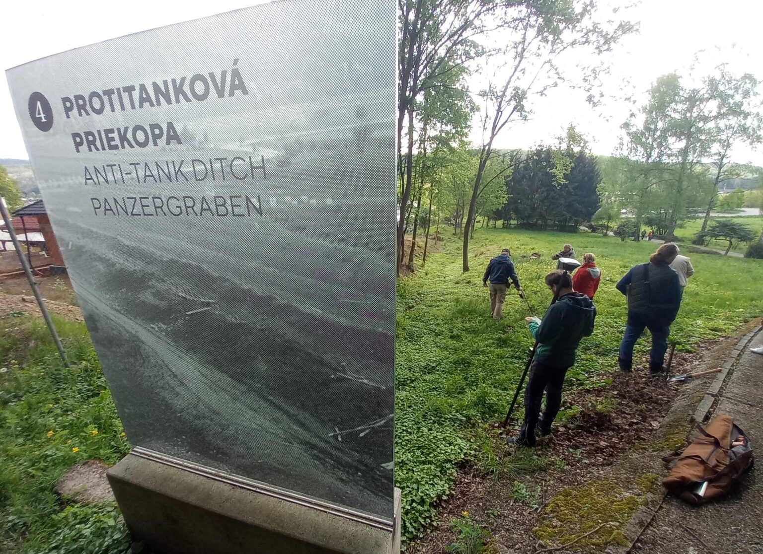 Odborníci predpokladajú, že v spodnej časti protitankovej priekopy by mohli byť ešte stovky tiel popravených obetí. Foto: Mário Kaprálik