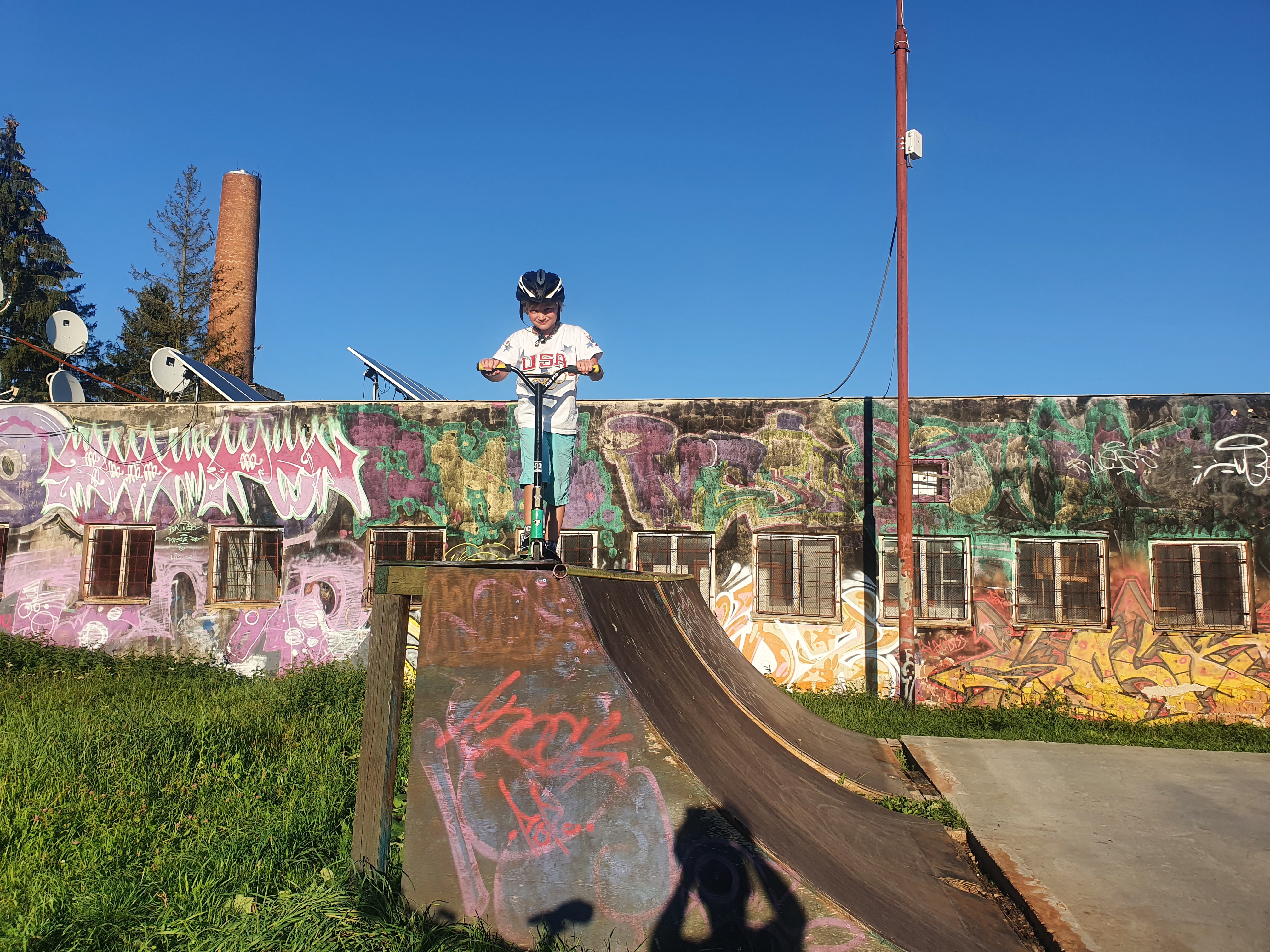 Kritika používateľov skejtparku v Bardejove. Smeti na zemi, čarbanice po stenách a stoloch