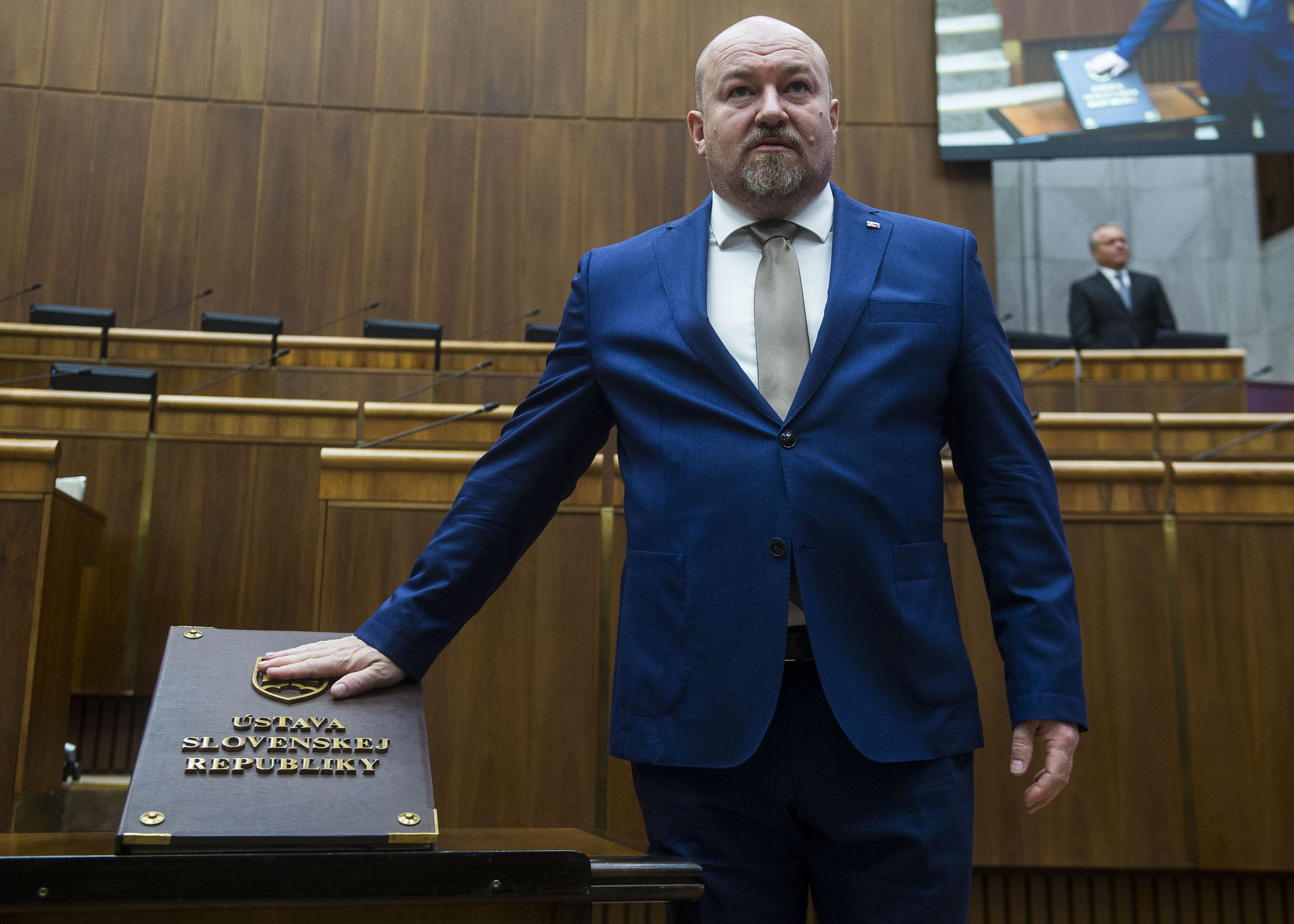 Huliak fajčil v parlamente. SaS ho chce odvolať z čela výboru a má vymaľovať kanceláriu