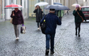 Na Slovensko mieri tlaková níž, odborníci varujú pred výdatným dažďom