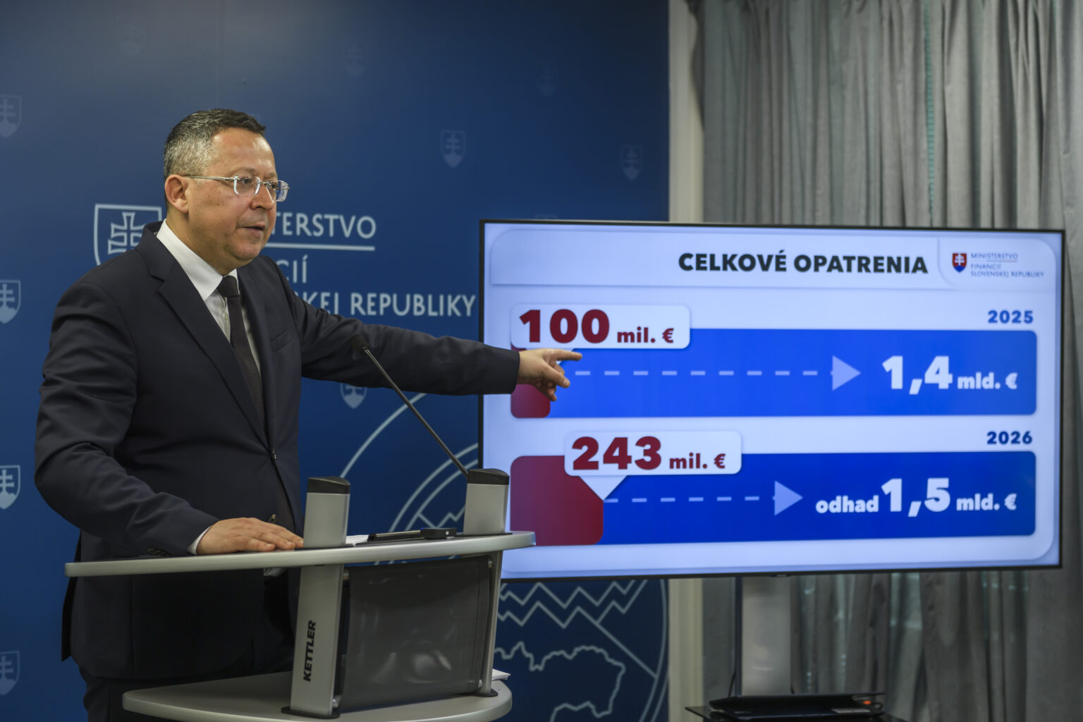 Ladislav Kamenický pri predstavovaní prvých konsolidačných opatrení. Foto: Jaroslav Novák/TASR