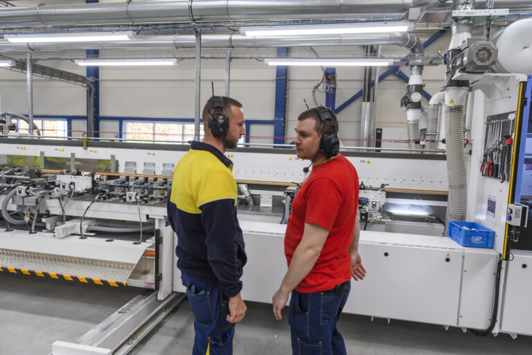 Slovenskí zamestnanci trpia preťažením a nízkym platom, ukazuje prieskum