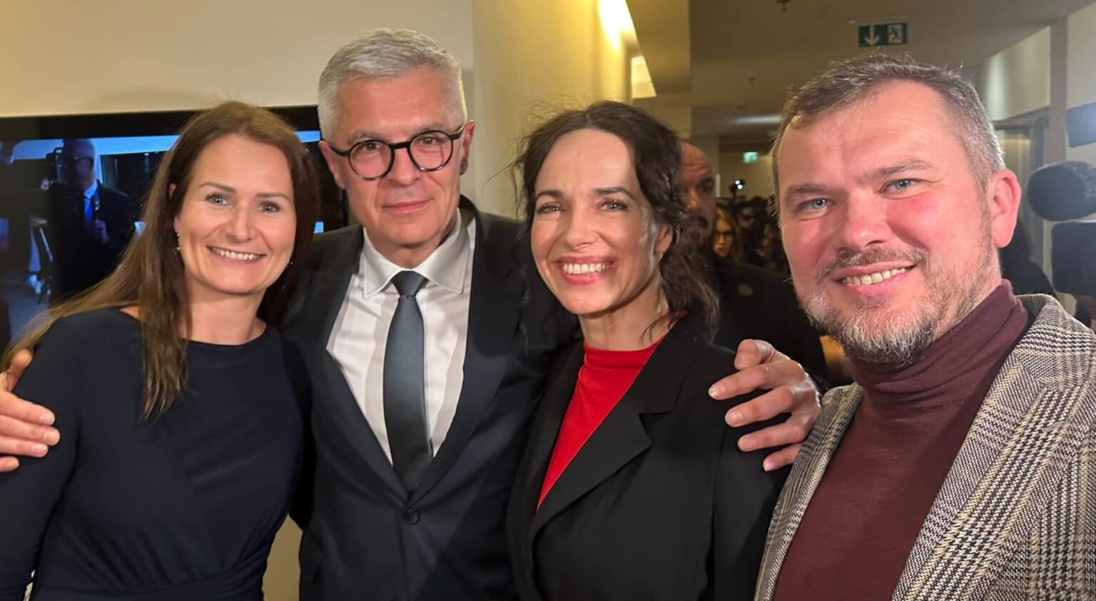 Neúspešný kandidát na Ivan Korčok (tretí sprava), podpredseda opozičného hnutia KDH Viliam Karas (vpravo), členka predsedníctva KDH   Martina Holečková (vľavo) a europoslankyňa za KDH Miriam Lexmann (druhá sprava) pózujú vo volebnej centrále v Bratislave v nedeľu 24. marca 2024. Foto: KDH/FB