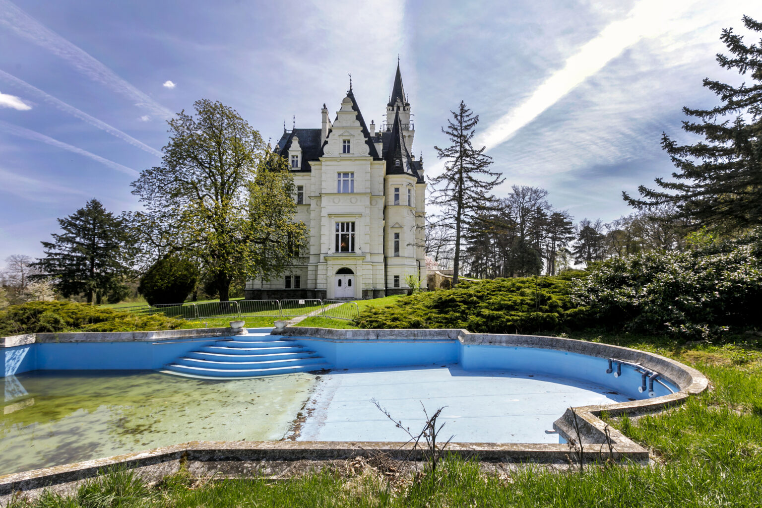 Park a romantizovaný kaštieľ v obci Budmerice. Foto: Dano Veselský/TASR