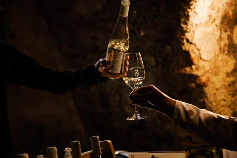 Privítajte jar s pohárom v ruke. Deň modranského vína je tu