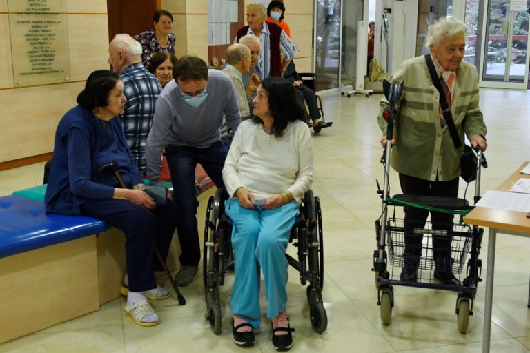 Prehodnocovanie invalidných dôchodkov pokračuje. Niektoré poskočili o stovky eur