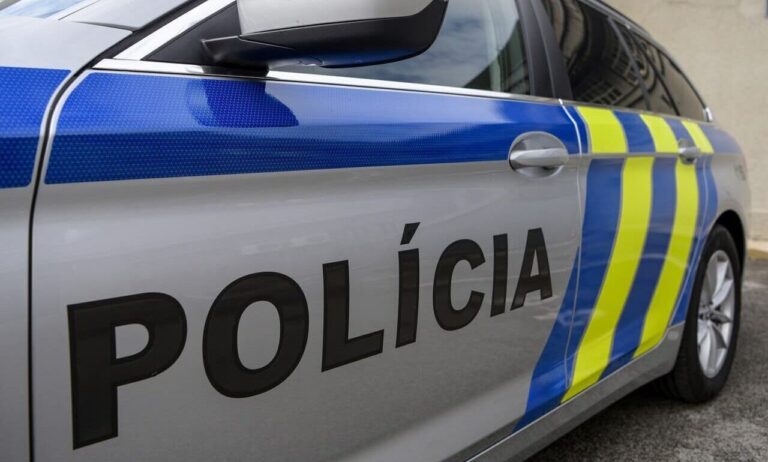 Krušné chvíle v pohostinstve: opitý mladík namieril zbraň na staršieho muža