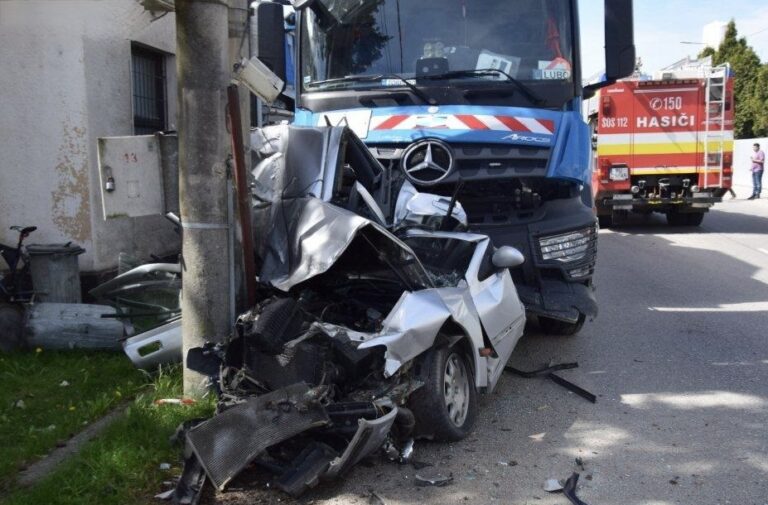 Smetiarske vozidlo narazilo do niekoľkých áut. Foto: KR PZ Trenčín