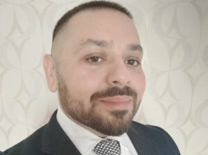 Prvý rómsky televízny moderátor Ivan Hriczko: Medzi bielymi som Róm a medzi Rómami som biely