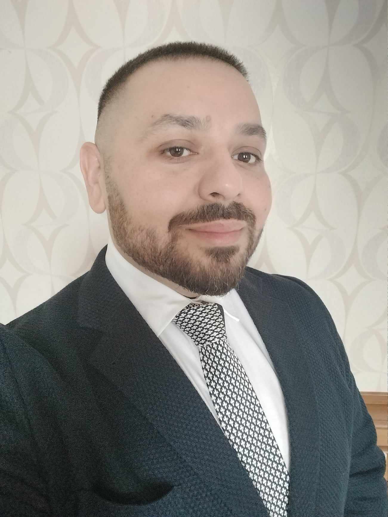 Prvý rómsky televízny moderátor Ivan Hriczko: Medzi bielymi som Róm a medzi Rómami som biely