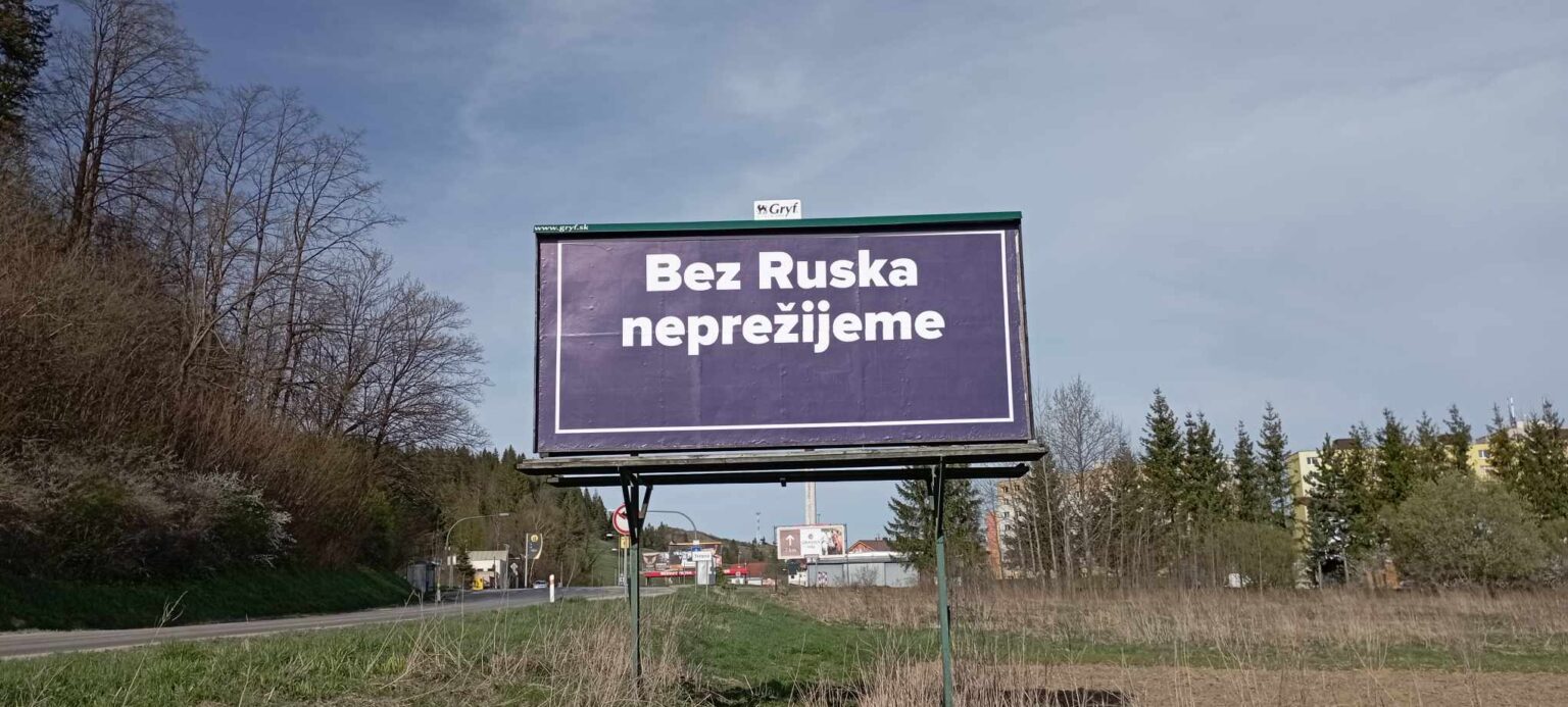 Za modrým billboardom sa skrýva modrá strana. Foto: David Markovič
