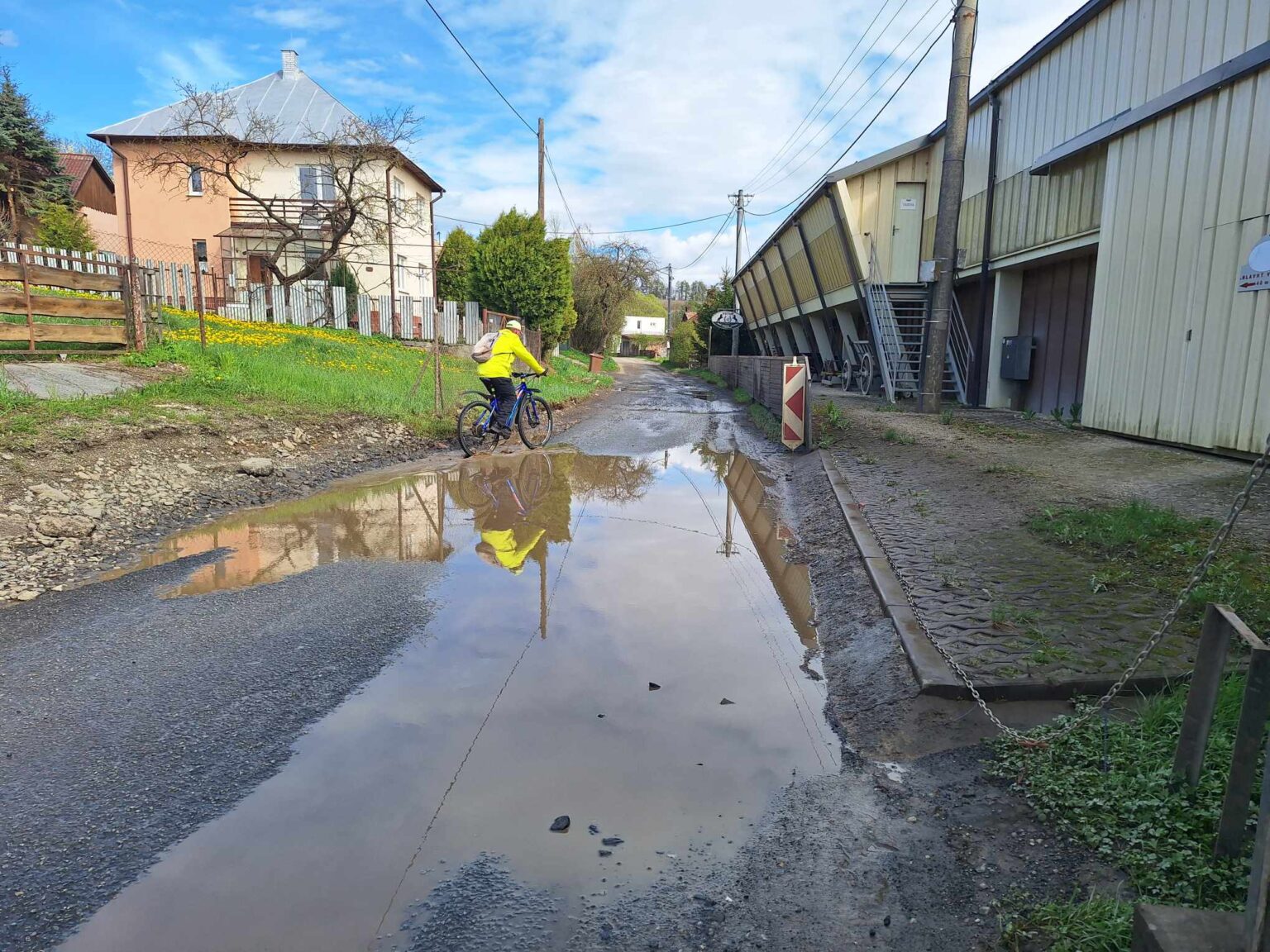 Rekonštrukcia cesty v mestskej časti Kúty sa blíži. Opravia ju a odvodnia. Foto: Redakcia 