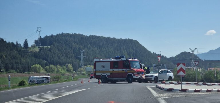 Nehoda na Liptove. Viacerí sú zranení, k miestu vyrazili hasiči
