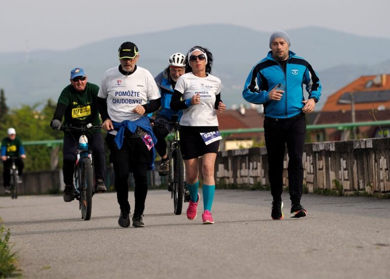 Ultramaratón z Košíc do Miskolca prekonal očakávania. Sily si zmeral rekordný počet bežcov 