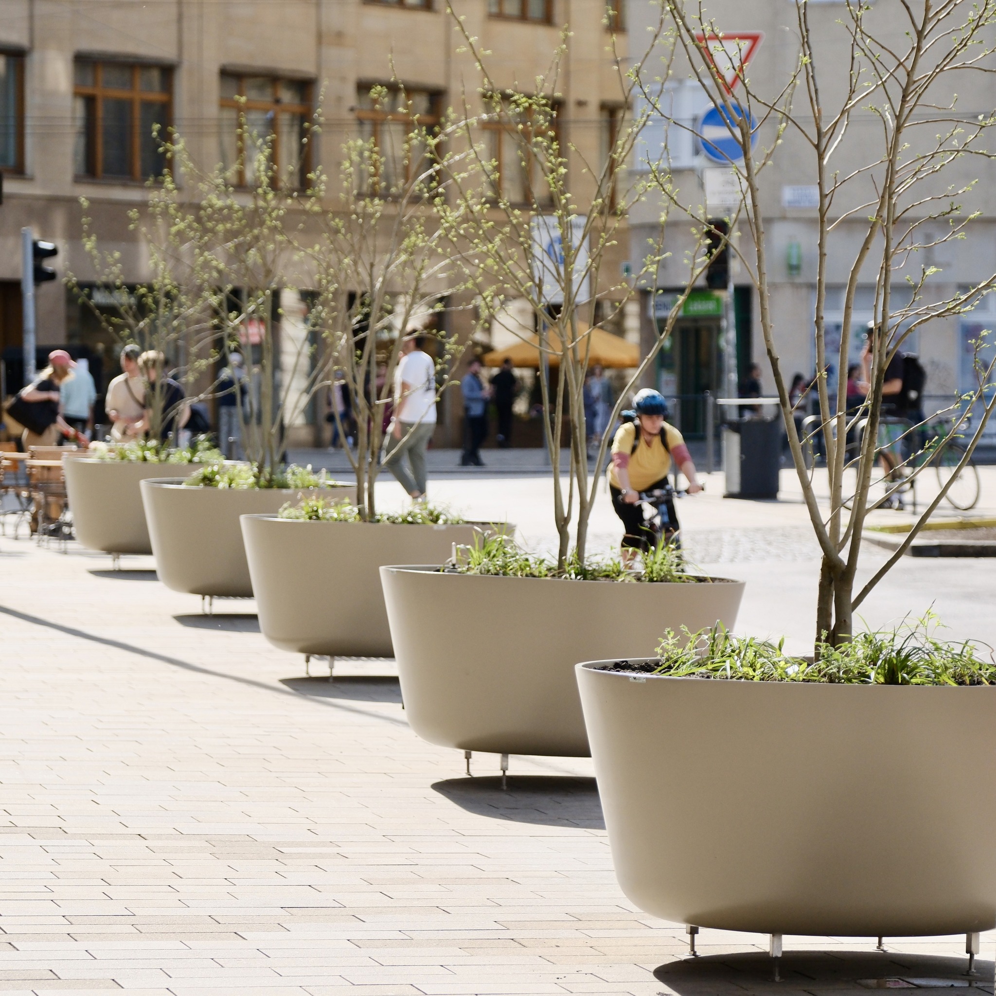 Nové kvetináče na Dunajskej ulici vzbudzujú vášne. Mnohých zaráža aj ich cena