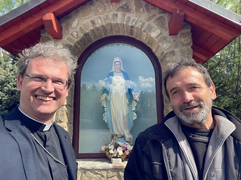 Biskup Trstenský navštívil kňaza Mariána Kuffu na fare v Žakovciach