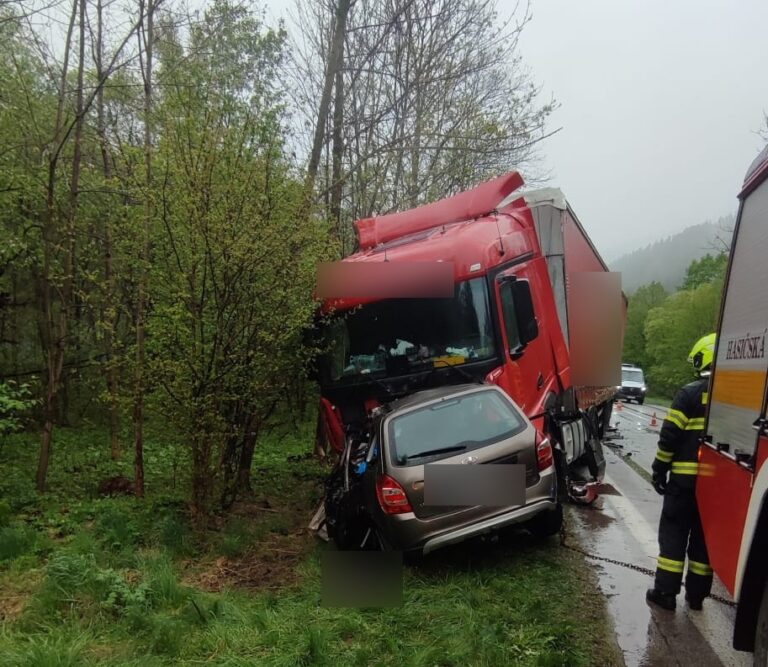 Tragická zrážka kamióna s osobným autom. Jeden z vodičov na mieste zomrel