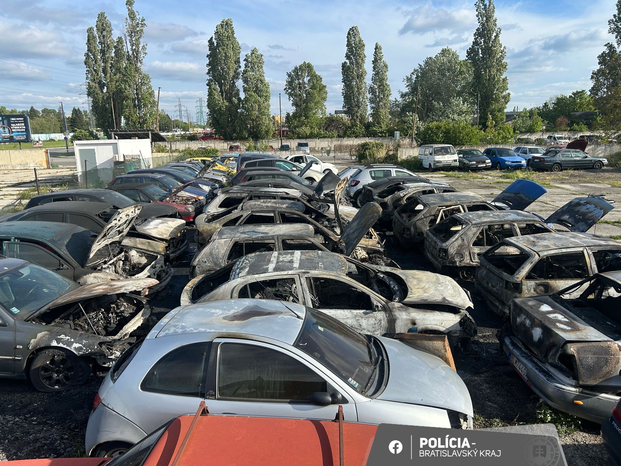 Vyčíňanie podpaľača sa skončilo požiarom 16 áut