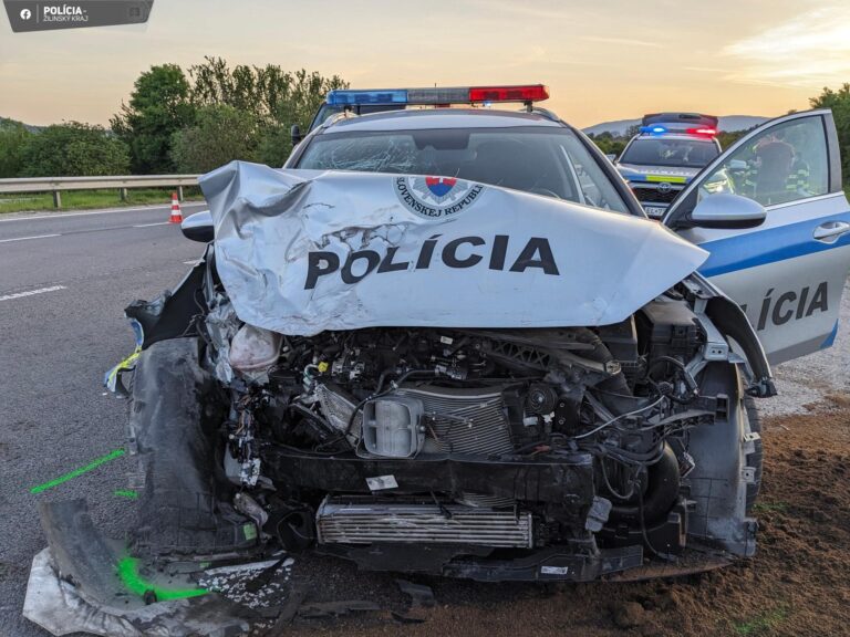 Účastníkom nehody boli aj policajti. Foto: Polícia SR-Žilinský kraj