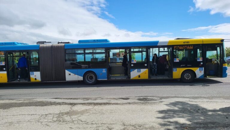 Polícia už pozná totožnosť vodiča auta, ktorý po kolízii s autobusom MHD ušiel