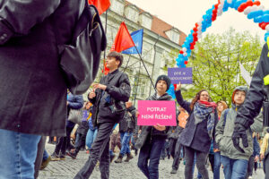 V Prahe sa pochodovalo za život. Odporcovia blokovali most a viseli na lanách nad riekou