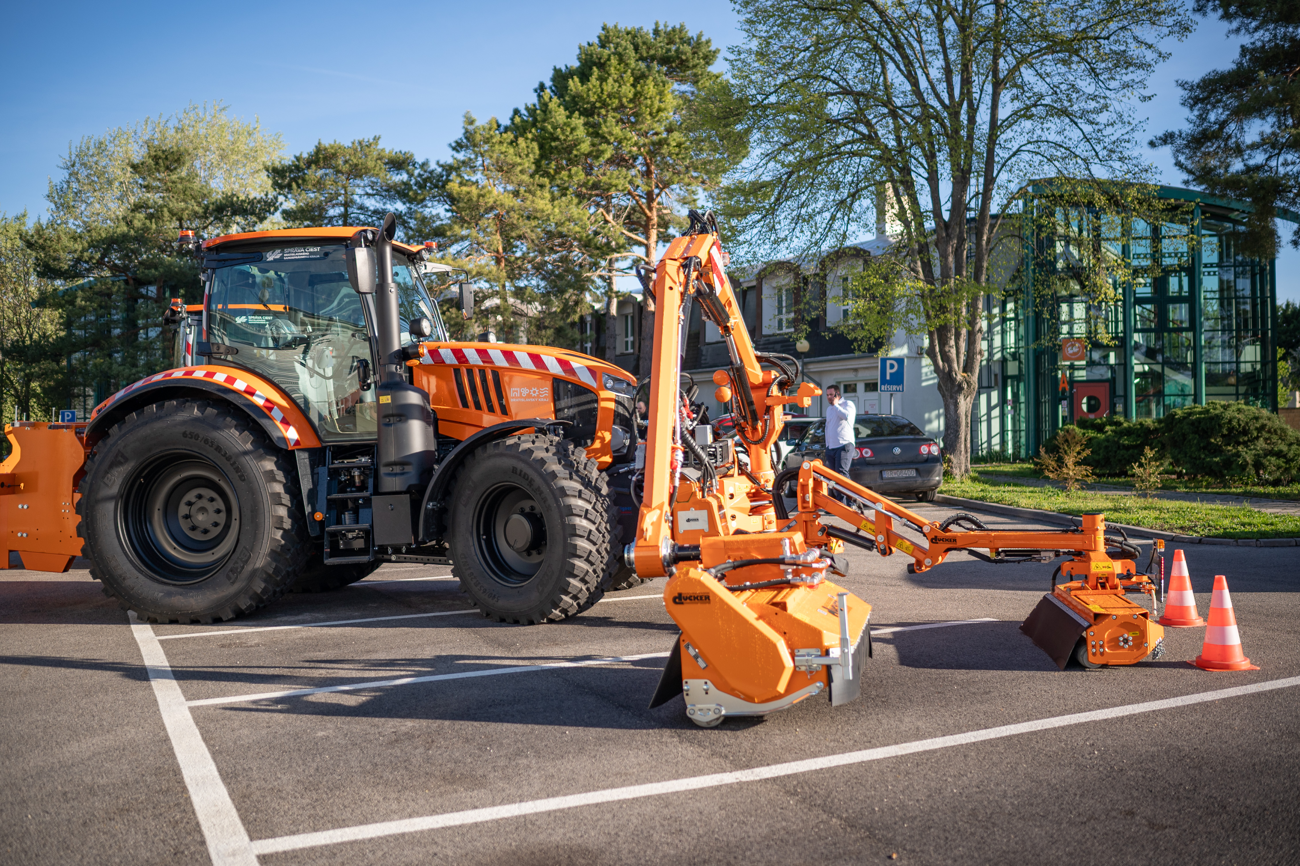 Prvé kosenie popri cestách bude už s novou technikou. Župa zaobstarala nové traktory