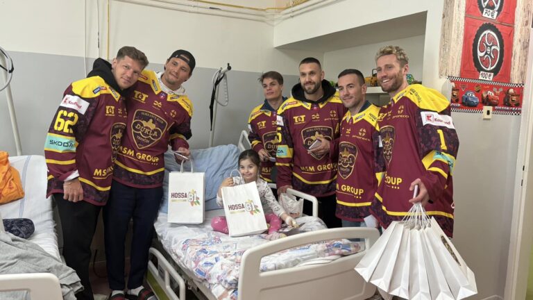 Foto: Trenčianski hokejisti prekvapili deti v nemocnici. Priniesli úsmev aj darčeky