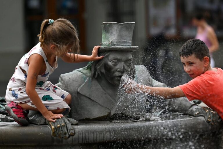SHMÚ varuje pred horúčavami a silným vetrom, popoludní hrozia búrky