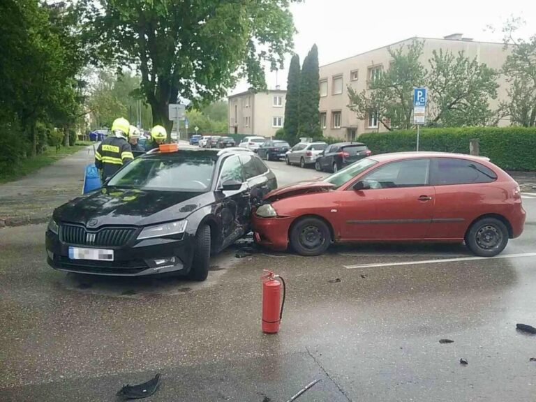 Dopravná nehoda v Trenčíne skomplikovala premávku. Zasahovali hasiči aj záchranári