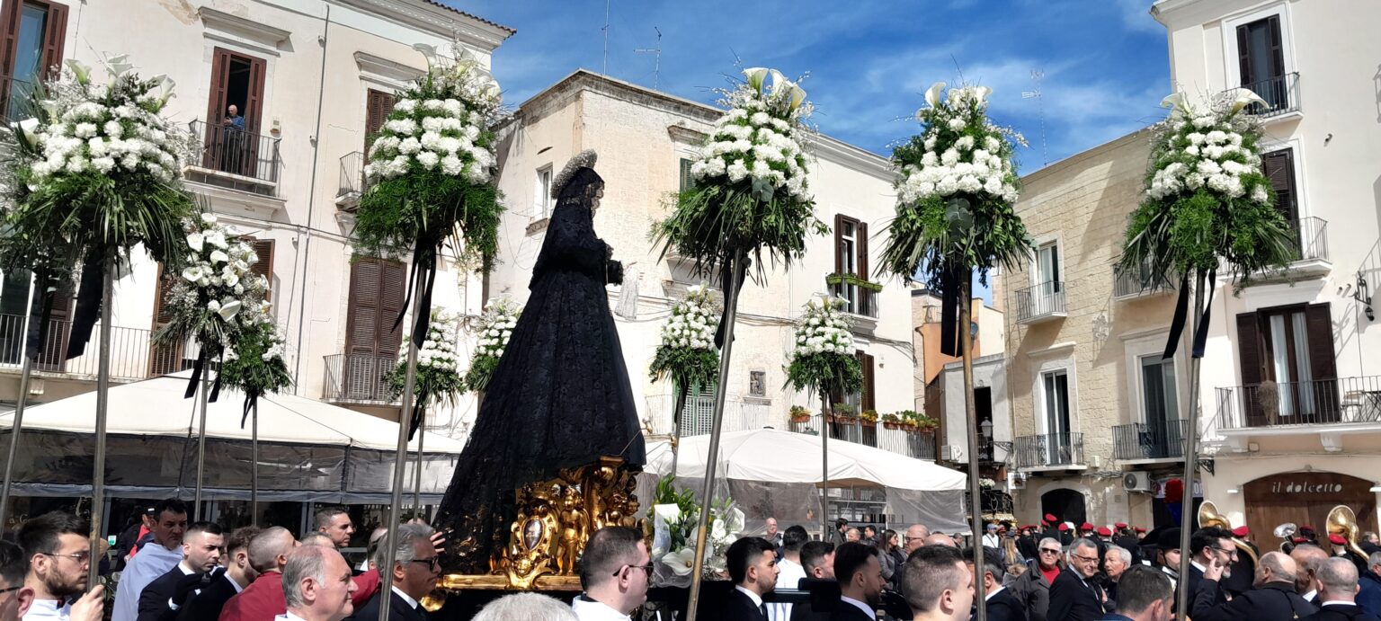 Na Veľký piatok je v Bari už stáročia procesia starých kresťanských bratstiev, ktoré nesú sochy svätých. Foto: A. Turan